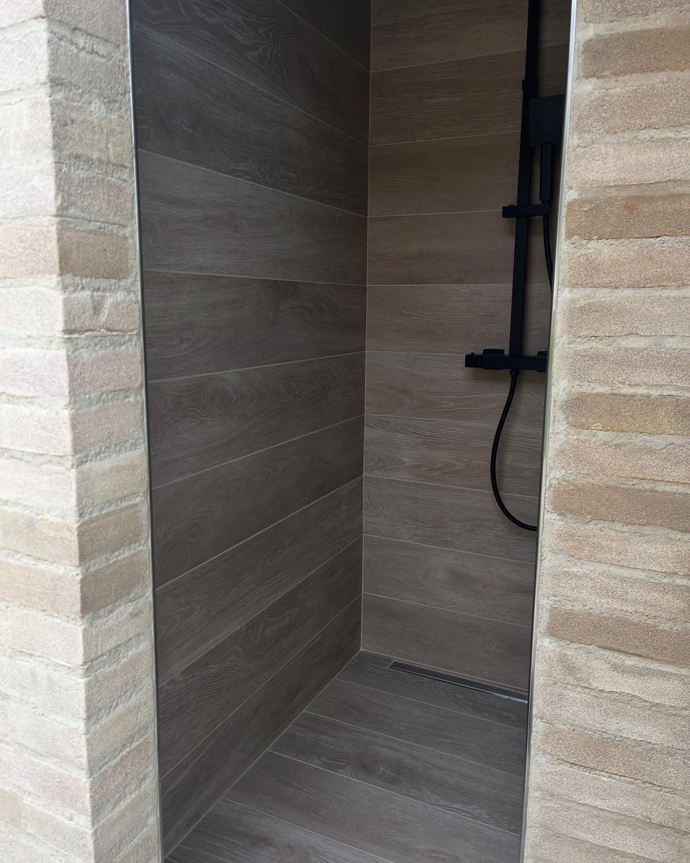 Rivestimento doccia in ceramica effetto legno a Mondolfo